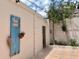 坎昆Xikama Studios by Andiani Travel的一座带蓝色门和庭院的房子