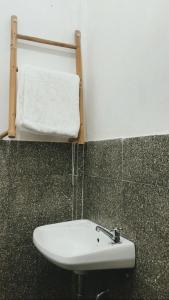 PlambiTiara Homestay的一间带水槽和白色毛巾的浴室