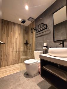 马六甲The NINES HOTEL Malacca的浴室配有卫生间、盥洗盆和淋浴。