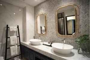 清迈奇瓦迪酒店的浴室设有2个水槽和2面镜子