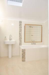 WittaHarmonic Haven的浴室配有盥洗盆和浴缸。
