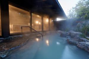 云仙市云仙宫崎旅馆 的中间设有热水浴池的房子