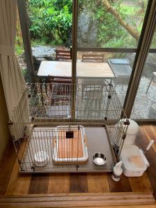 富士宫市HOSHIYAMA B extra for pets - Vacation STAY 13934v的带卫生间的客房内的碗碟干燥架