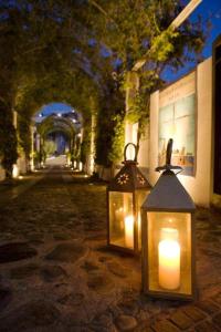 蓬扎圣多米蒂娜大酒店的夜里坐在街上的几个灯笼
