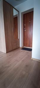 帕内韦日斯Adomo Apartamentai Panevėžyje的一间空房间,设有两扇门,铺有木地板