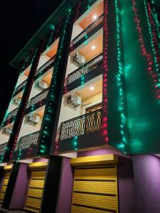 TivimD'souza's Guest House的一座用圣诞灯照明的建筑