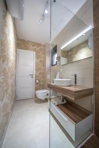 科托尔Marea DeLuxe Apartments的一间带水槽和卫生间的浴室