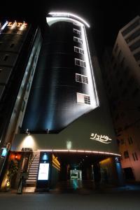 广岛Hotel Jupiter (Adult Only)的建筑的侧面有标志