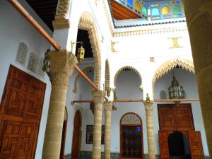 塞拉马尔科安达卢斯摩洛哥传统庭院住宅的享有清真寺内木门的景色