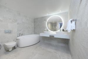 塔尔图Dorpat Hotel的浴室配有盥洗池、卫生间和镜子。