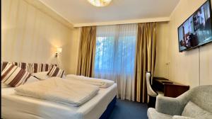 盖布利茨奥地利酒店的一间酒店客房,配有一张床和一台电视