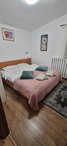 克利默内什蒂View Cozia的卧室内的一张带两个枕头的床