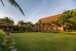 高兰Lanta Casuarina Beach Resort - SHA Plus的度假村前方带草坪的建筑