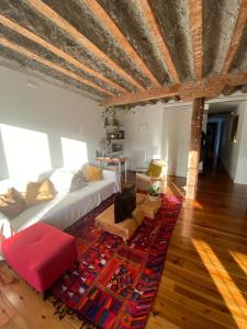 布尔戈斯La linterna de San Lorenzo的客厅配有白色沙发和红色地毯。