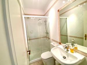 维拉摩拉Vilamoura Central 2 Bedroom Apartment的浴室配有卫生间、盥洗盆和淋浴。