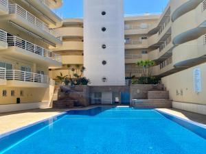 维拉摩拉Vilamoura Central 2 Bedroom Apartment的一座建筑的庭院中的游泳池