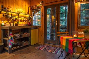 JõgisooSambliku Treehouse的厨房配有一张带五颜六色桌布的桌子