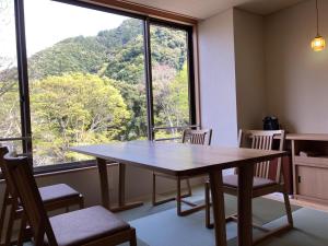 岐阜公园酒店的配有大窗户的客房内的桌椅