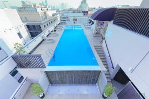 迪拜Azur Regency Hotel Apartments的建筑物屋顶游泳池的顶部景观