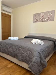 罗马Mary's house的一间卧室配有一张大床和两条毛巾