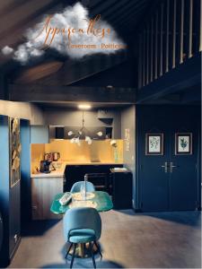 普瓦捷Apparenthèse Love Room Jacuzzi Sauna的厨房配有桌子和蓝椅