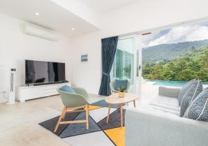 苏梅岛Vimaan Vilai - Secluded Pool Villa的带沙发和电视的客厅