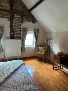 盖伦基兴RL Guesthouses的一间卧室配有一张床、一张书桌和一个窗户。