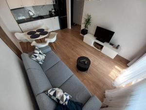 库特诺DĘBOWA KUTNO的客厅享有高空美景,配有沙发和桌子