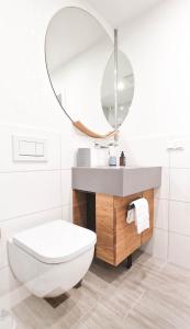 汉诺威SOFI-LIVING-APARTMENTS的浴室设有白色的卫生间和镜子