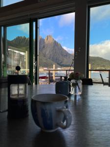 巴尔斯塔Hemmingodden Lodge的餐桌上的咖啡杯,享有山景