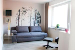 汉诺威SOFI-LIVING-APARTMENTS的客厅配有沙发和椅子