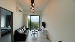 山打根Sandakan Homestay Apartment Forest Cabin 森林小屋 2R2B的客厅配有沙发和桌子