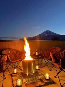 富士河口湖ヴィラ山間堂 Terrace Villa BBQ Bonfire Fuji view Annovillas的山底火坑