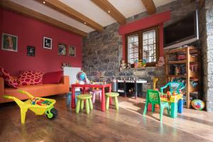 法纳诺罗坎达罗马纳酒店的客厅里摆放着许多色彩缤纷的家具