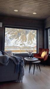 巴尔斯塔Hemmingodden Lodge的带沙发、桌子和窗户的客厅