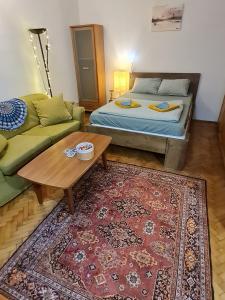 布达佩斯Weiner Downtown Apartment的客厅配有床和沙发