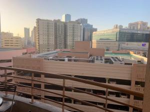 迪拜Sahara private apartment的阳台享有城市美景,设有建筑