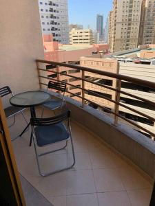 迪拜Sahara private apartment的市景阳台配有桌椅