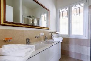 滨海自由城Sea side apartment between Nice and Monaco - 2的一间带水槽和镜子的浴室