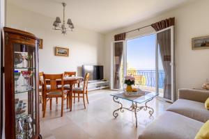 滨海自由城Sea side apartment between Nice and Monaco - 2的一间带桌子的客厅和一间餐厅