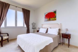 滨海自由城Sea side apartment between Nice and Monaco - 2的卧室配有白色的床和窗户。