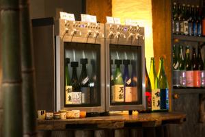 多良鹤莊鹤之御宿日式旅馆的桌子上装满瓶装葡萄酒的橱柜