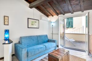 克里日亚Il Borgo dei Ricordi, Terre Marine的客厅配有蓝色的沙发和桌子