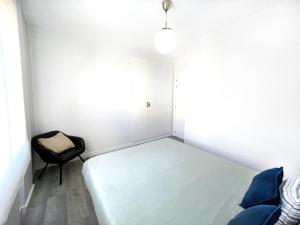 维多利亚-加斯特伊兹Luxury Cercas Bajas Vitoria的小房间设有一张床和一把椅子