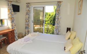 阿依纳帕LULA VILLA的卧室设有一张白色大床和一扇窗户。