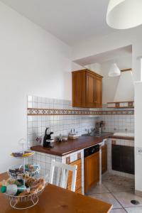 福尔米亚A Casa Scipione的厨房配有木制橱柜和桌子