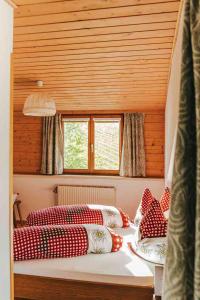 加姆利茨Gästezimmer & Buschenschank mit Weingut Hack-Gebell的一间卧室配有两张带红白色枕头的床