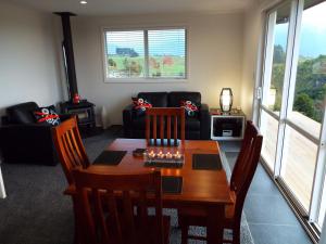 塔卡卡Rocky Ridge Cottage的客厅配有桌子和沙发
