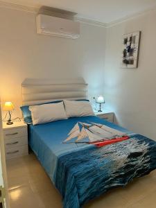 波多黎各Bungalow Isla Margarita的一间卧室配有一张带冲浪板的床
