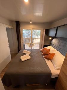 德拉格Mobile Home Bubamara的一间卧室配有一张大床和两条毛巾